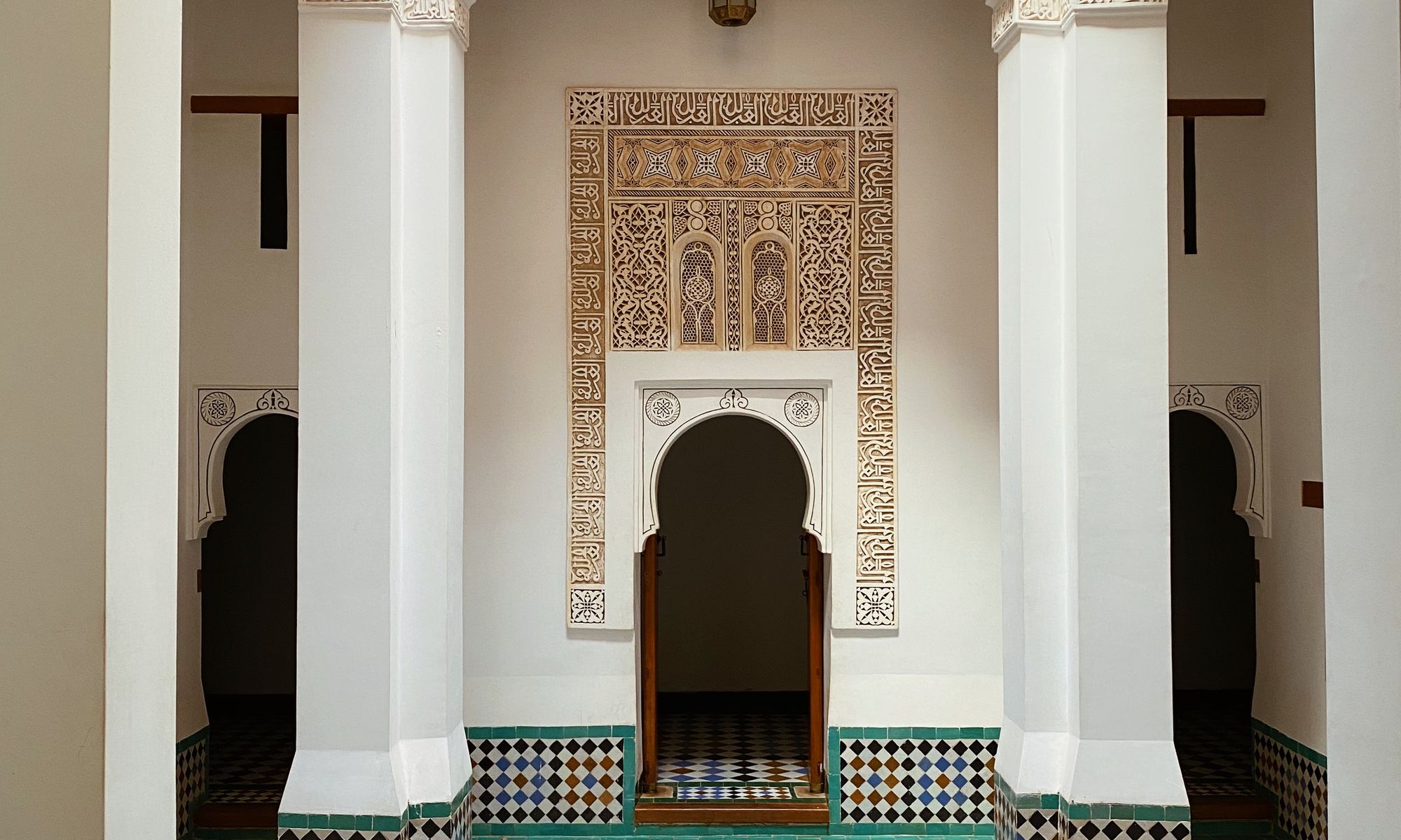 Intérieur d'un palais marocain aux zelliges et plâtres sculptés